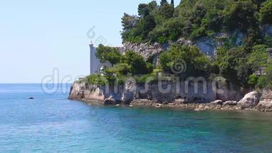 岩石山上有一座城堡，在蓝色的海水之上。 在遥远的地区，有一座城堡坐落在被开槽的山上